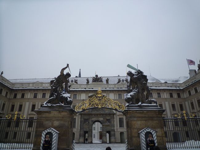 プラハ城正門です。<br />チケットはチケットＡ(350Kc)とＢ(250Kc)の２種類があります。<br />Ａの方は王宮内にある美術館等も回れますが、私はＢの方を購入しました。