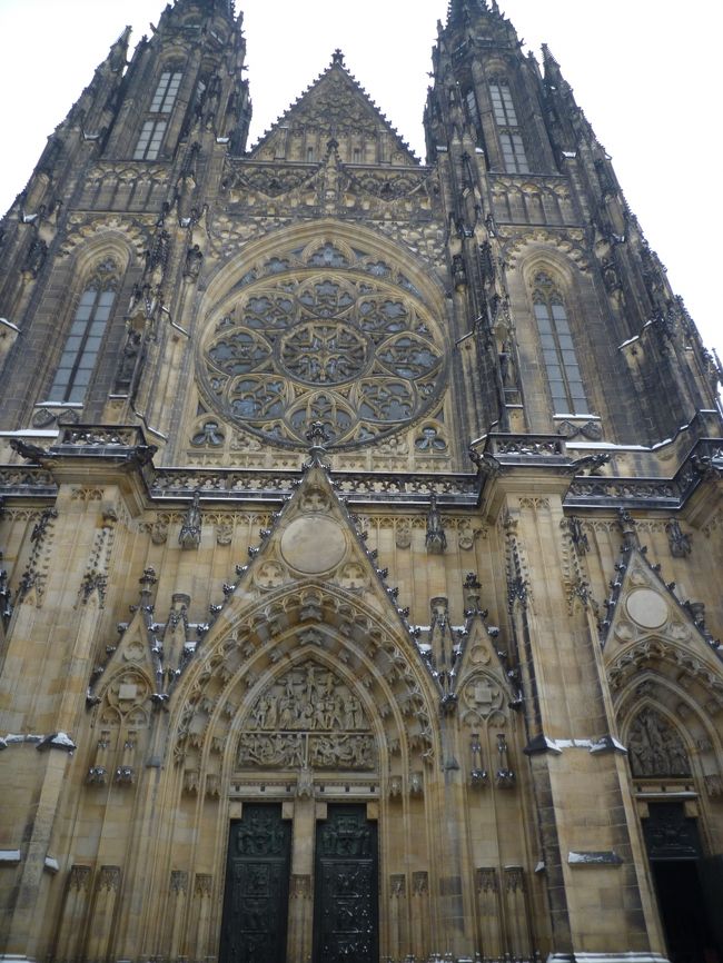 中庭を抜けると目の前に巨大な聖ヴィート大聖堂が！<br />その佇まいは正に威風堂々。