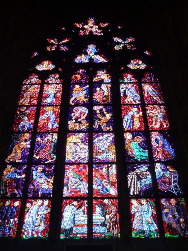 大聖堂はステンドグラスが綺麗でした。<br />紫を基調としたあまり見ない色合いです。