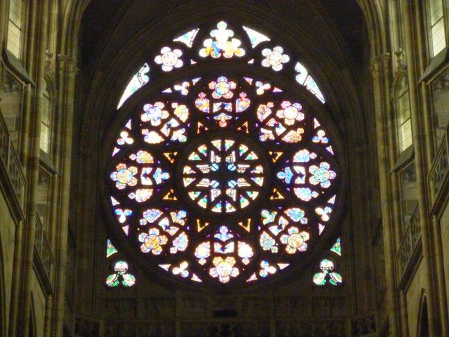 大聖堂入り口上にある大きなステンドグラスです。