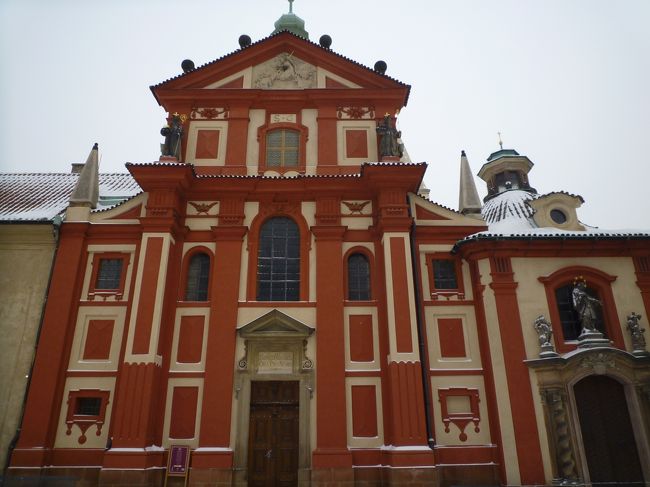 プラハ城は「城」なのに教会や小さな家々が並んでいるという変わった場所です。<br />一応王宮はありますが、とても質素なものでした。<br />こちらは聖イジー教会です。