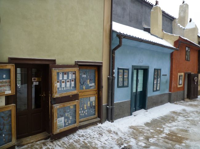 ここは黄金小道と呼ばれる通りです。<br />カラフルな小さい家々が並んでいます。<br />かつては錬金術師が住んでいたそうですが、今ではお土産物屋になっています。<br />ちなみに真ん中の青い家は作家のカフカの仕事場だったそうです。