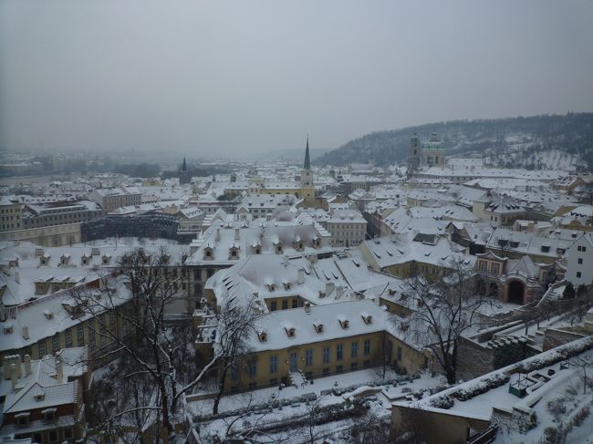 プラハ城前から街が一望できます。<br />雪景色のプラハもなかなかいいものです。