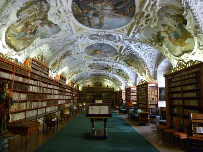修道院の「神学の間」です。<br />とても美しい図書室でした。<br />ちなみに中には入れません。