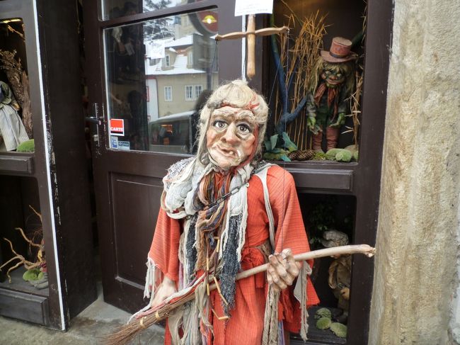 修道院を出た後は、街並みを楽しみながらカレル橋に向かいました。<br />途中マリオネットを売っている店を発見。<br />…ちょっと怖い。