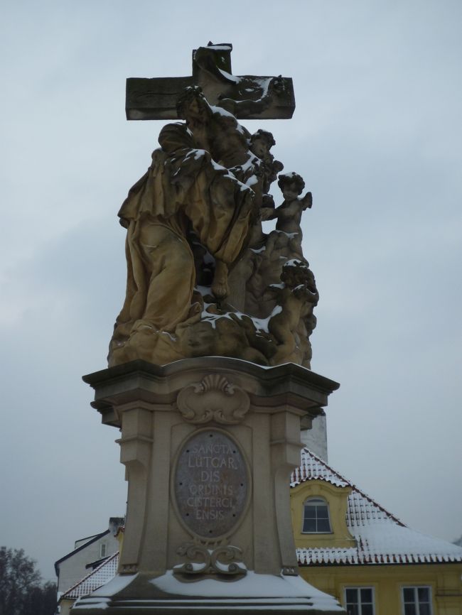 橋で一番美しいといわれる聖ルトガルディスの像です。