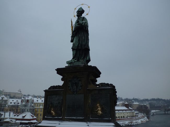 有名な聖ヤン・ネポムツキーの像です。<br />足元のレリーフに触ると幸せになれるという言い伝えがあるらしいです。