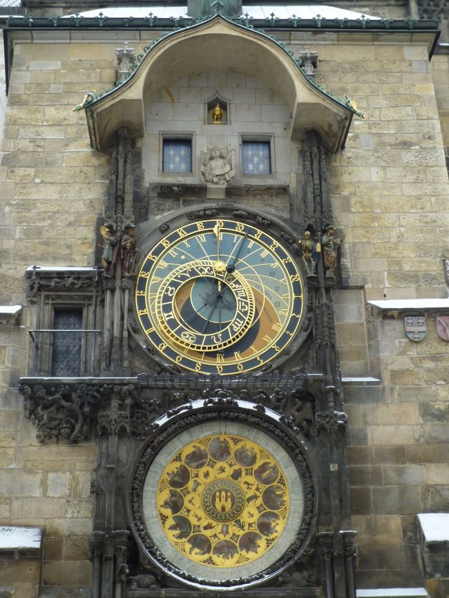 旧庁舎の天文時計です。<br />カッコイイ！<br /><br />毎正時にこの時計のからくりが動きます。<br />広場到着がたまたま１２時前だったので、タイミング良く見れました。<br />からくりが終わると、旧市庁舎の塔の上からラッパ吹きが現れます。