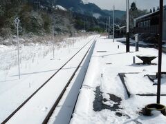 列車はさらに登って矢岳駅に。
めったに雪は降らないとのことでしたが、この日は雪がまぶしいくらです。