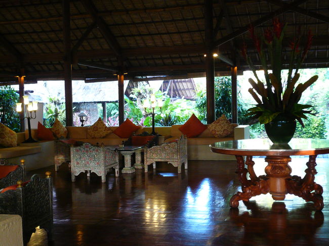 まずはロビーでフランジパニの首飾りと<br />トロピカルジュースのおもてなしを受けて部屋へ。<br /><br />到着は夜なので景色は見えませんでしたが<br />熱帯の花々やお香のにおいでテンション↑↑↑