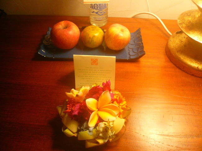 一番安いと思われる『ガーデンビュー』の部屋。<br />フロントのある建物から一番遠い「ブーゲンビリア」棟です。<br />ウェルカムフルーツとメッセージ。<br /><br />飛行機の中でカメラがキンキンに冷えてたようで<br />レンズが曇ってしまいました・・・