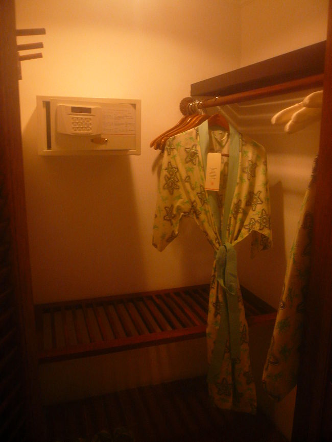 ウォークインクローゼットがあり、中に<br />金庫・ガウン・スリッパが入っていました。