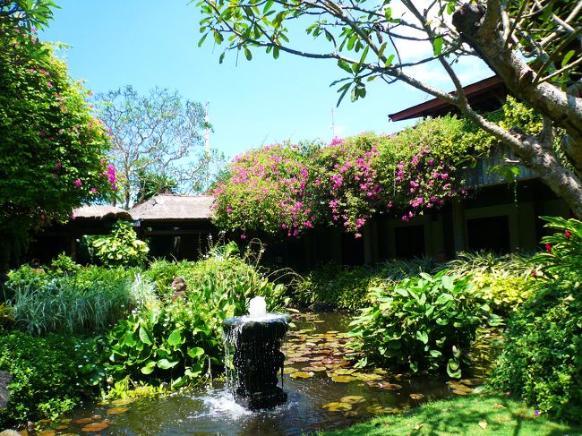池の向こうに見える建物で朝食をとります。