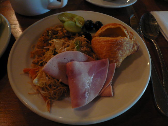 朝食の種類はすごく豊富というわけではありませんが十分です。<br />洋食のほかナシゴレンやミーゴレン、おかゆもあります。<br />バナナが入ったデニッシュがすっごく美味しかった！