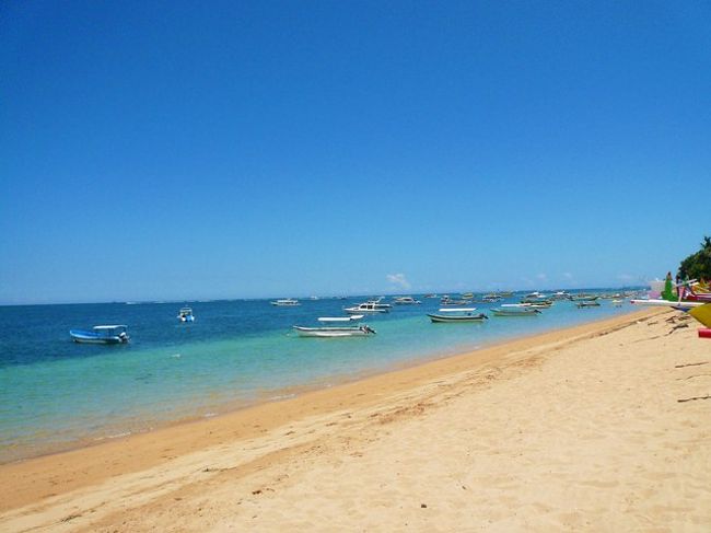 人も少ないし波も穏やかなので<br />パラソルの下でついつい眠ってしまいます