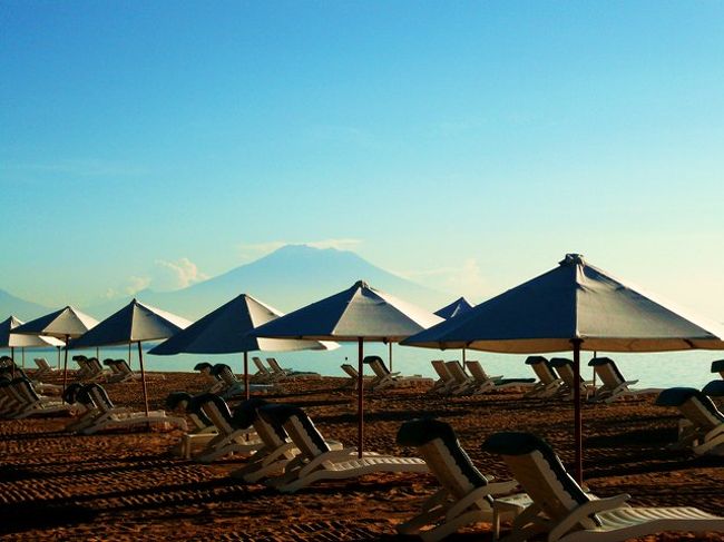 富士山ぐらいの標高があるアグン山が見えます。