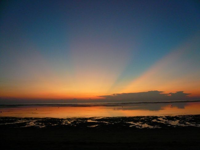 サヌールは東に面しているので日の出が見れます。<br /><br />朝・夕は潮がひいて干潟があらわれます。<br />