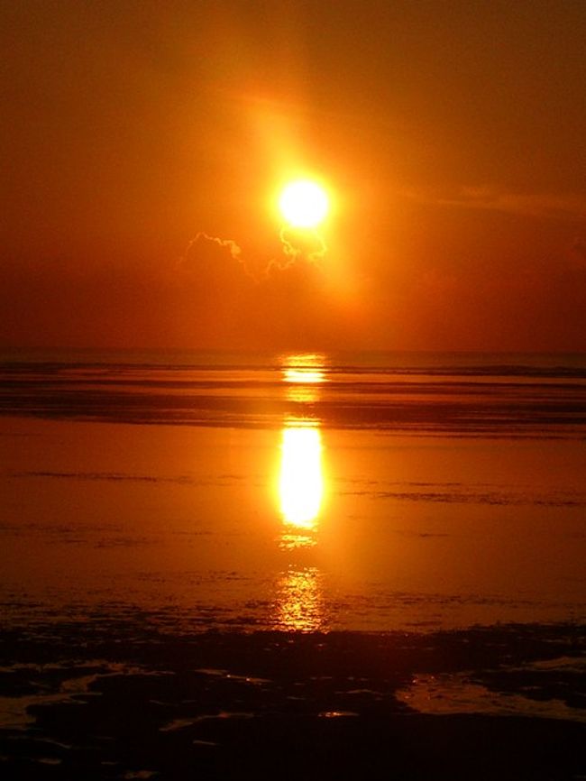 日の出。<br />干潮時は沖まで歩いていけます。地元の方が釣りをしていました。