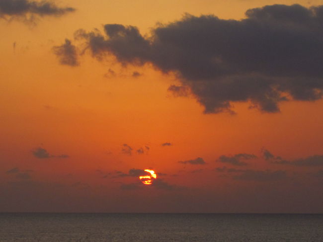 18：30前に残波岬に着くと、すでに夕日を見ようと多くの観光客が来ていました。<br />が、残念なことに雲に覆われて沈む瞬間が見れず、こんな感じになってしまいました。