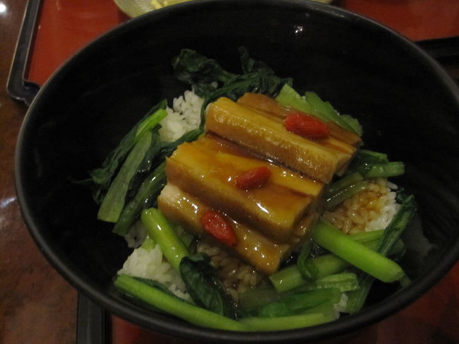 ツアーに付いていたクーポンで、食事＋飲み放題で1500円（お酒はビールと泡盛）<br />旦那はラフテー丼にしましたが、ラフテーは煮込まれてない味でした。