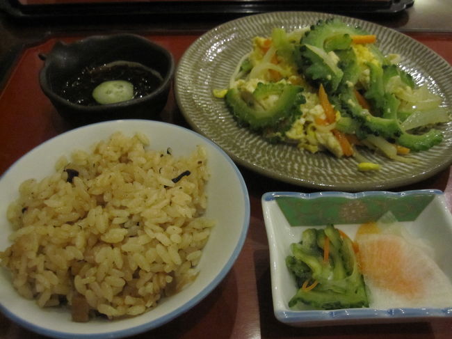 私はゴーヤチャンプルーとジューシーのセット。<br />ビールが飲み放題だったので、私達夫婦はかなり飲みました！