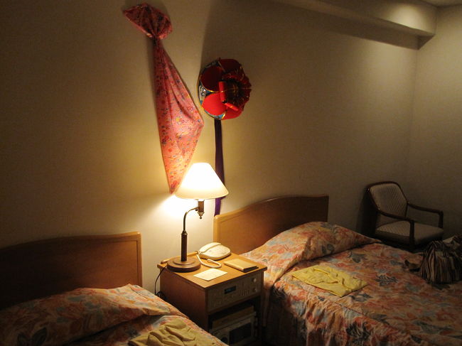 部屋はちょっと狭いかな、という感じです。<br />夕食後、ロビーで三線ライブがあり、島唄をリクエストして歌ってもらい、沖縄気分満喫です。