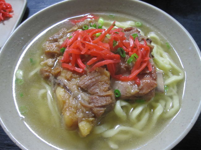 私はソーキそば小530円。（写真）<br />旦那は三枚肉大580円。<br />スープは少し甘めですが、美味しかったです。<br />地元の方が多く、野菜そば・チャーハンがよく出ていました。