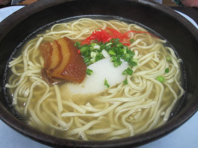 旦那はまた沖縄そばです。500円。<br />ジューシーが売り切れで、そばだけでは少し物足りなかったみたい。