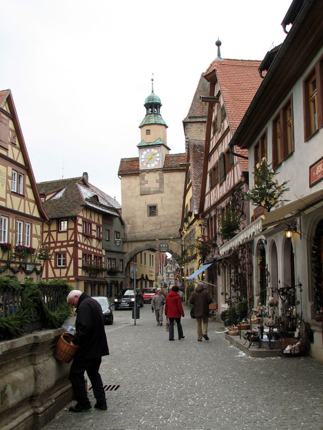 鉄道でローテンブルクに来るとレーダー門をくぐって城壁内へ入ります。<br />そして途中でこのマルクス塔にでます。