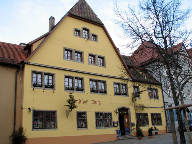 そのまま真っ直ぐ進めば町の中心部・マルクト広場なのですが、右折してまずホテルに荷物を置きに行きました。<br />今回はガストホフ・ブッツにしました。<br />朝食付きでとても安かったです。<br />