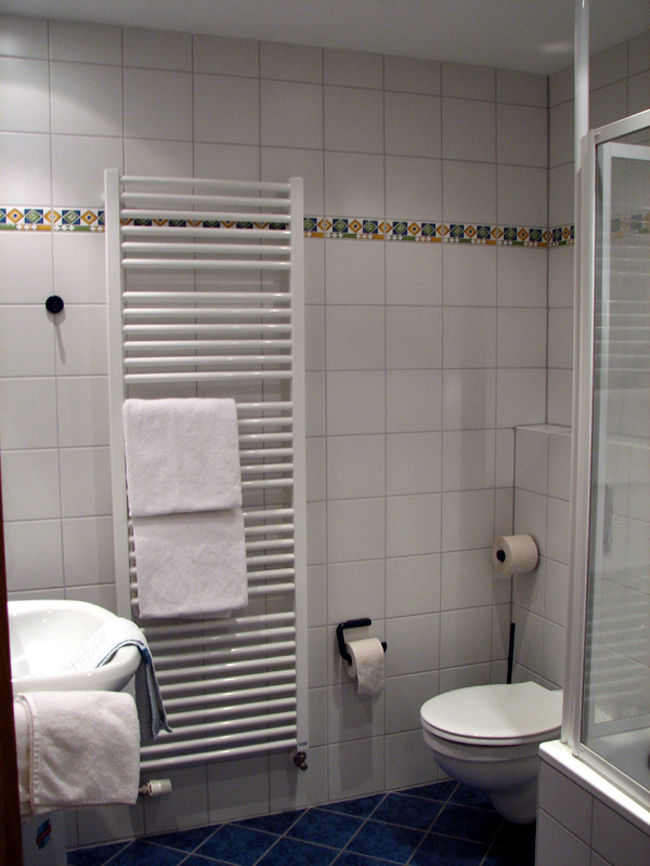 バスルームは白で統一されとても清潔で近代的。<br />小さいながらもバスタブが付いていて本当にこの値段でいいの？と思いました。<br />