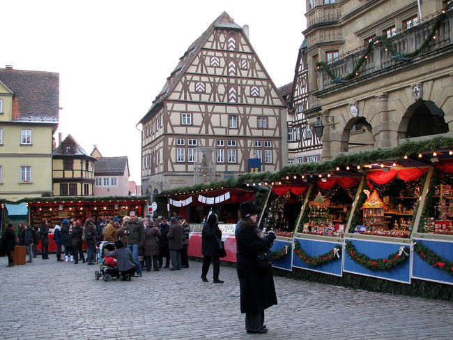 ホテルが気に入って気分もウキウキでマルクト広場へ。<br />