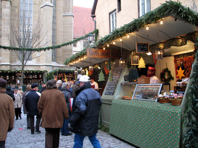 ローテンブルクのクリスマスマーケットは早めに終了するので暗くなる前から見ておかないと失敗します。<br />