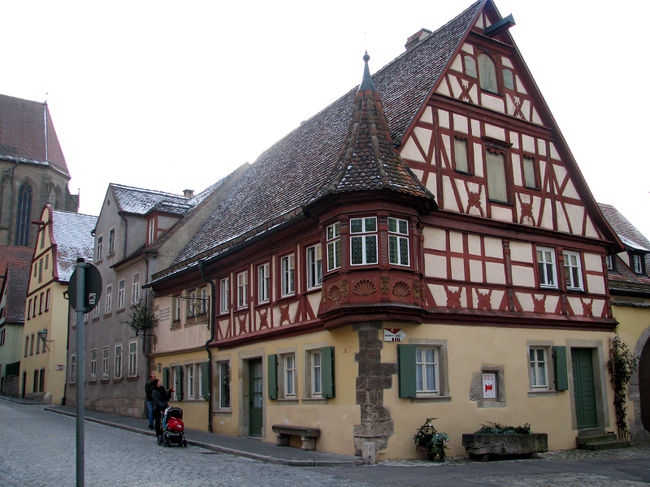 こういう年代物の家って維持するのがとても大変だと思うので、保存している方々を尊敬してしまいます。<br />