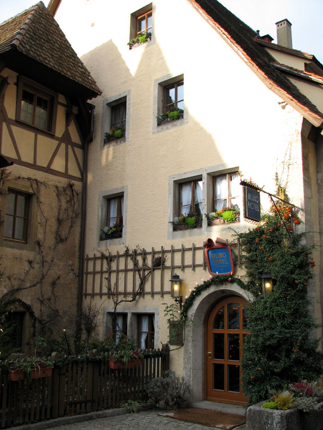 雰囲気のいい外観のブルクホテルです。<br />ここは評判が良かったので滞在したかったのですが、予算をはるかに上回ったので断念しました。<br />