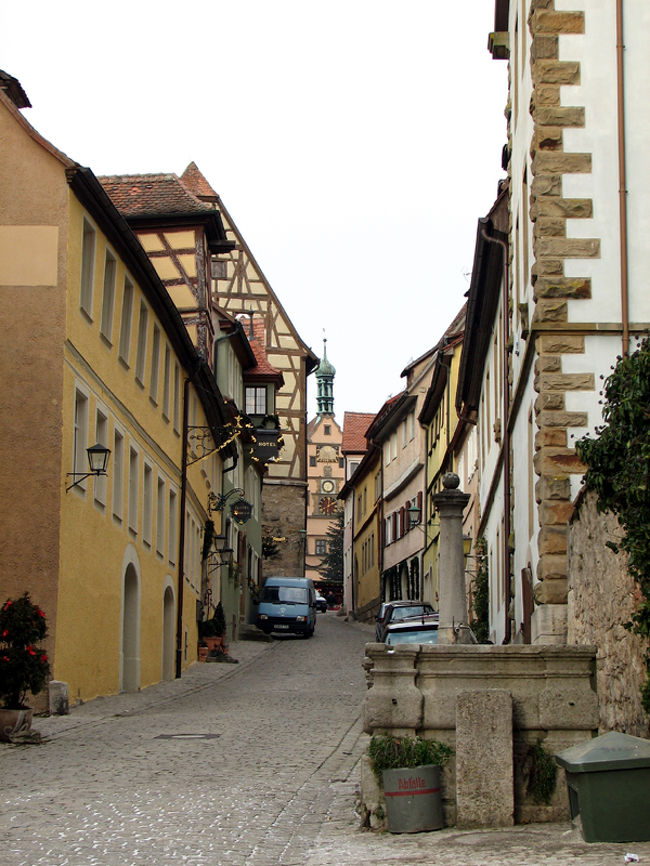 城壁内はヨーロッパの古い町定番の石畳の道が多いです。<br />中世の雰囲気を出していて好きなのですが、キャリングケースを持つ僕にとっては悩みの種です。<br />コロコロではなくゴロゴロガリゴロって真っ直ぐに進まないことが多々あります。<br />以前、車輪が欠けたこともあるんです。<br />