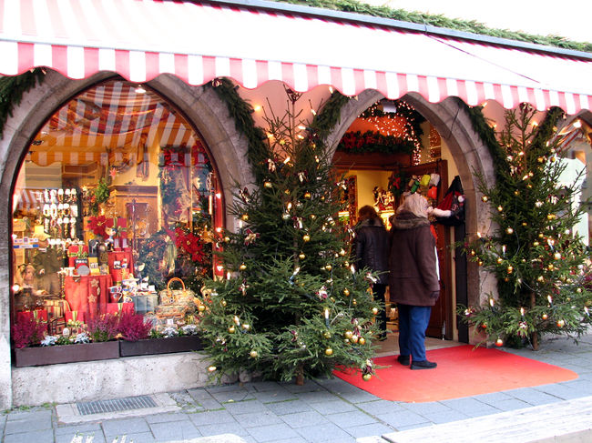 この外観でどうして入らないでいられましょう。<br />すぐに店内へ吸い込まれていきました。<br />