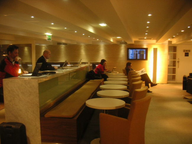 フライトはユナイテッドだったのでレッドカーペットクラブを使うよう言われましたが、とりあえずスタアラを覗いてみると普通に入れてもらえました。スタアラの方が断然居心地が良いのでユナイテッド利用の際は覚えておきましょう!<br />