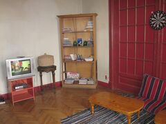 おはようカイロ。
朝の「Meramees Hostel」のロビールーム。
なぜかナンシー関の本が置いてありました。

朝食は、ここでも食べられますが、あえて