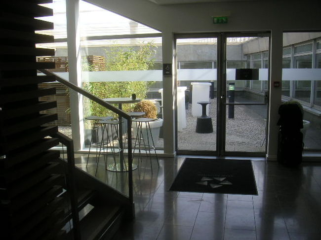 っていうか、ラウンジエリアにお庭があって<br />そこでタバコが吸えるんです!!!<br />やったー、ワイン取ってこよーっと!!!