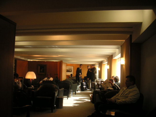 って、うろちょろしてたら名前を呼び出され<br />さっさと搭乗しろ、って!!!<br />え?！もうそんな時間？!<br />あわて過ぎて荷物を忘れ<br />大変なことになりました。。。<br />