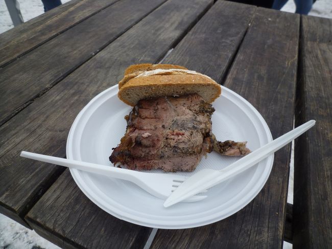 広場に屋台があ出ていて、プラハハムを買って食べました。<br />思った以上にボリュームがありました。