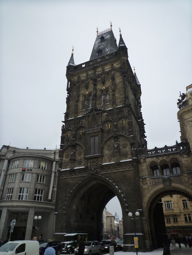 旧市街広場から土産物屋が並ぶ通りを抜けると、火薬塔が見えてきます。<br />名前の通り、昔は火薬倉庫として使われていたそうです。