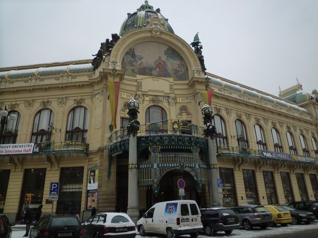 火薬塔の隣に装飾が豪華な市民会館があります。<br />ここのスメタナ・ホールは音楽祭「プラハの春」のメイン会場になるそうです。<br />音楽祭の時期ではありませんが、ここでは毎日観光客向けのクラシックコンサートが催されています<br />私は翌日のチケットを買いました。