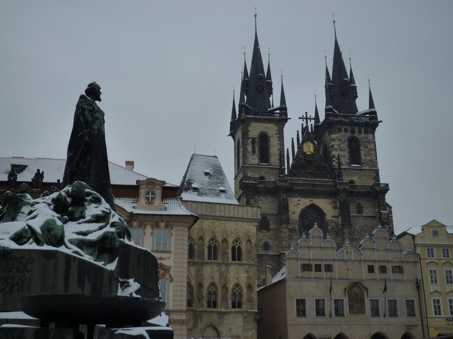 ティーン教会を見つめるヤン・フス像。