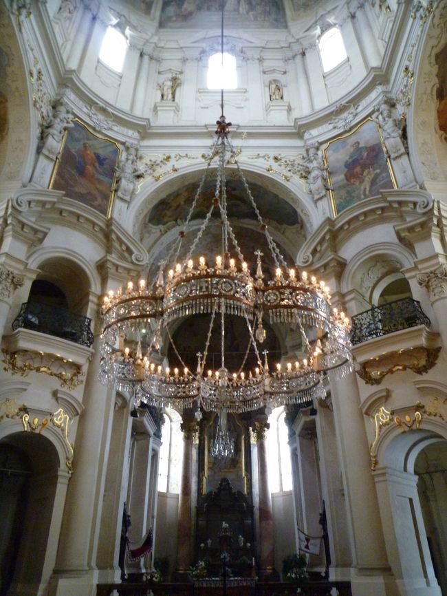 広場にあるもう一つの教会、聖ミクラーシュ教会の内部です。