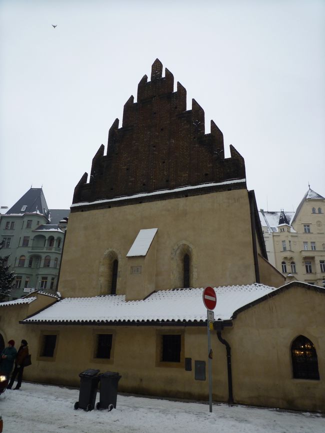 市民会館を見た後は旧市庁舎まで戻ってユダヤ人街へ。<br />ここは旧新シナゴーグという場所です。<br />古いのか新しいのかよく分かりませんね。<br />ちなみに屋根裏にはゴーレムが眠っているという伝説があるらしいです。<br />ただ、私は内部の見学まではしませんでした。