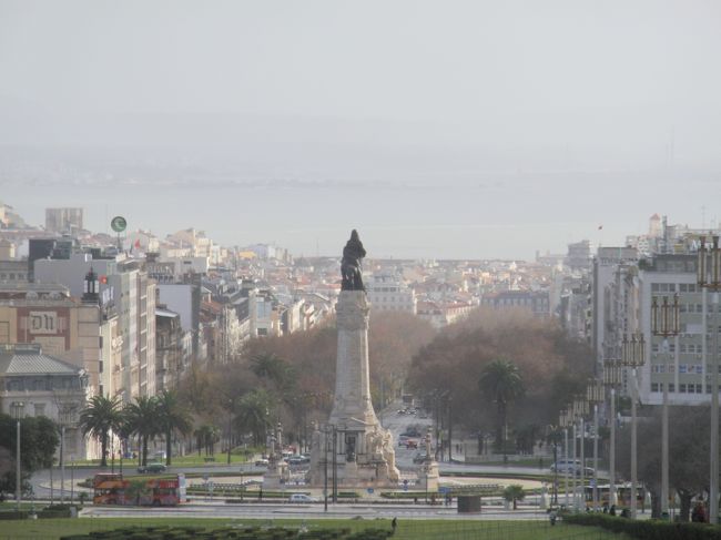 うーん。海もくすんで見えなーい。そこで繁華街に行ってみようということに。