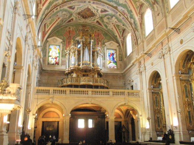 さすがにここはあいていて、観光客も含め人がたくさんいました。次は、ポルトガルスイーツを求めてロシオ広場へ