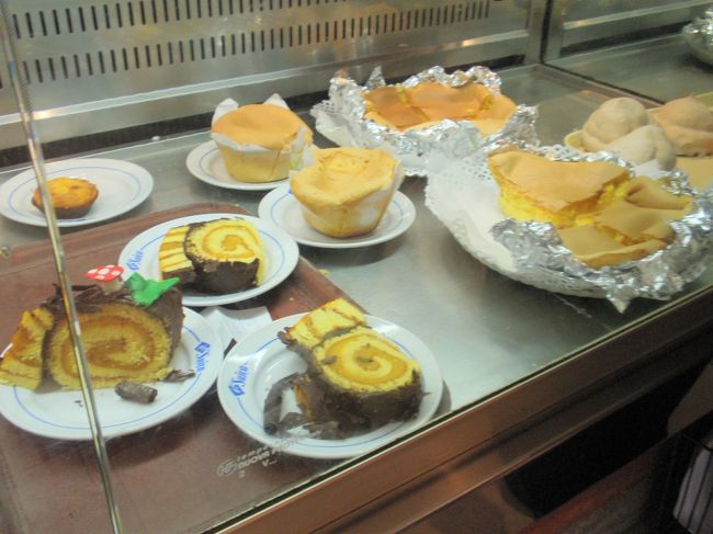 再び、スイッサへ。年中無休はありがたい。当然込んでいて、立って食べることに。さて、何にしようかな。